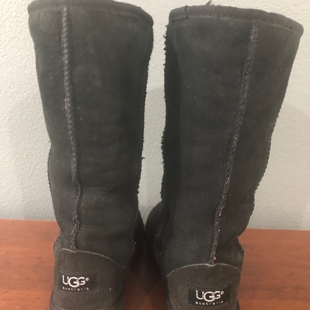 UGGS - Picture 2 of 5